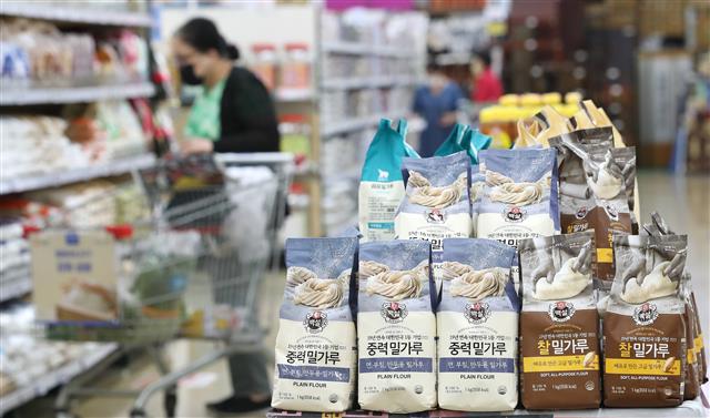 소비자 체감 물가가 크게 오르는 가운데 지난 30일 서울의 한 대형마트에서 소비자가 밀가루를 살펴보고 있다. 2022.5.30. 뉴스1