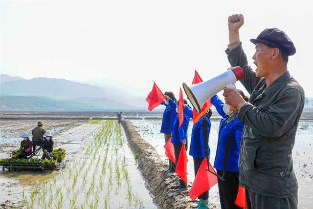 사상 공세로 농사 열의 고조시키고 있는 북한 선동원들