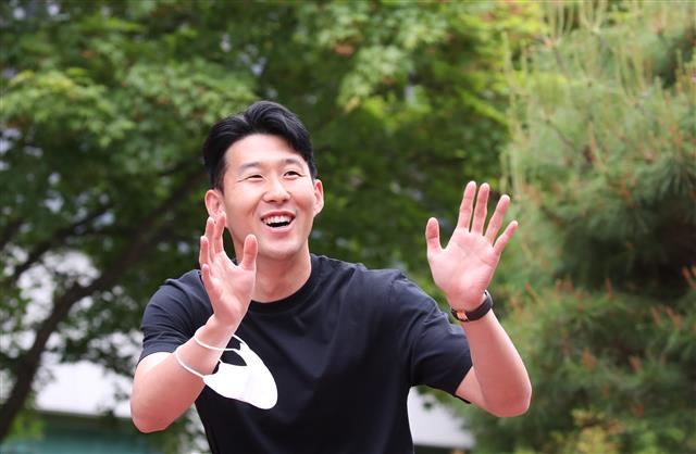 취재진 향해 손 흔드는 손흥민