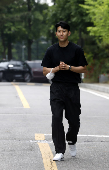 축구 국가대표팀 손흥민이 30일 파주 국가대표 트레이닝센터(NFC)로 입소하고 있다. 파울루 벤투 감독이 지휘하는 한국 축구대표팀은 6월 A매치 기간 국내에서 총 4차례(대 브라질, 칠레, 파라과이, 이집트)의 평가전을 치른다. 2022.05.30. 뉴시스