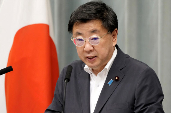 마쓰노 히로카즈 일본 관방장관이 30일 도쿄 총리실에서 기자회견을 하고 있다. 일본은 한국 선박의 독도 인근 해역에서 해양조사에 불만을 제기했다. 2022.5.30 AP 연합뉴스