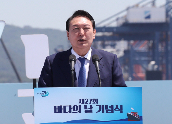 윤석열 대통령이 31일 부산 국제여객터미널 크루즈부두에서 열린 제27회 바다의 날 기념식에서 기념사를 하고 있다. 2022. 5. 31. 박지환 기자