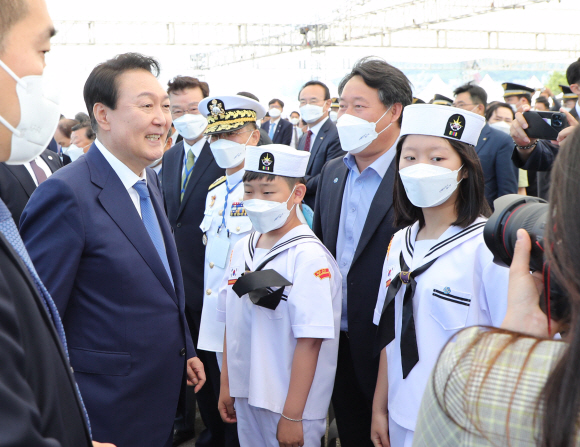 윤석열 대통령이 31일 부산 국제여객터미널 크루즈부두에서 열린 제27회 바다의 날 기념식을 마친 후 참석자들과 인사를 나누고 있다. 2022. 5. 31. 박지환 기자