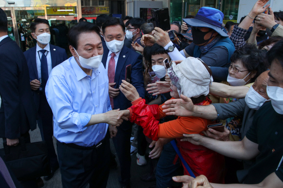 윤석열 대통령이 31일 부산 중구 자갈치시장을 찾아 시민들과 인사하고 있다. 2022. 5. 31. 박지환 기자