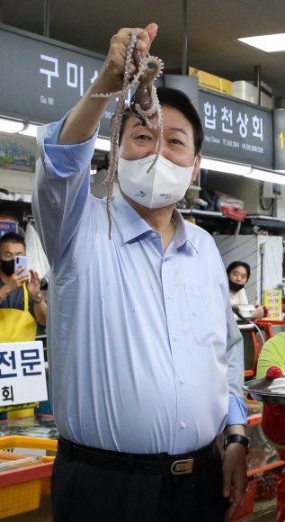 윤석열 대통령이 31일 부산 중구 자갈치시장을 찾아 산낙지를 들어보이고 있다. 2022. 5. 31. 박지환 기자