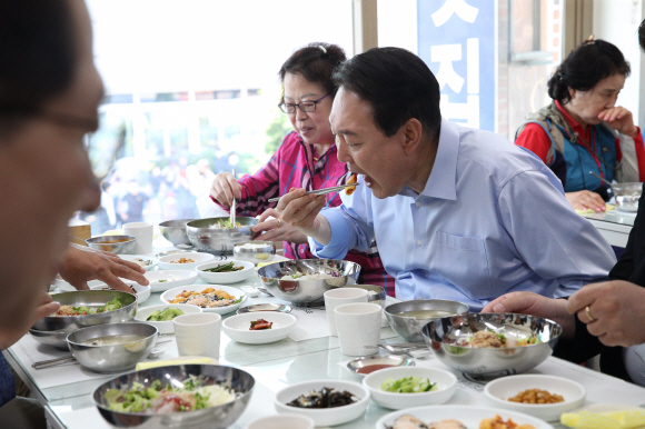윤석열 대통령이 31일 부산 중구 자갈치시장의 한 횟집에서 조승환 해양수산부 장관, 상인·어업인 대표들과 오찬을 하고 있다. 2022. 5. 31. 박지환 기자