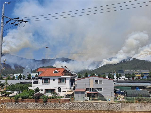밀양 산불…주택가 뒤로 치솟는 연기