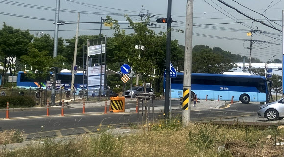 밀양 산불로 재소자 태우고 구치소 나서는 버스