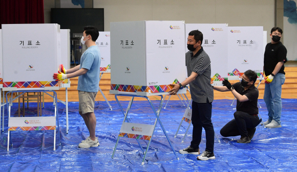6.2 전국동시지방선거를 하루 앞 둔 31일 서울농학교에서 관계자들이 기표소를 설치하고 있다. 2022. 5. 31 정연호 기자