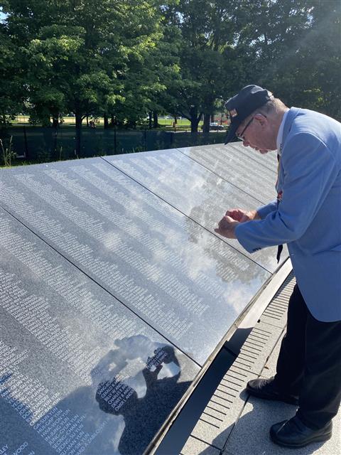 30일(현지시간) 미국 워싱턴DC 한국전 참전기념비 공원에 조성된 ‘추모의 벽’에서 한국전쟁 참전용사인 잭 킵(83·전 해군 항해사)이 전우의 이름을 찾고 있다.