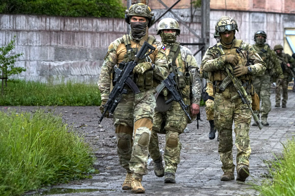 러시아 군인들 - 우크라이나 남부 도시 마리우폴의 아조우스탈 제철소에서 항전하던 우크라이나 군인들이 계속해 투항하고 있으며 전체 투항자 수가 950명을 넘었다고 러시아 국방부가 18일(현지시간) 밝혔다.AP연합뉴스.