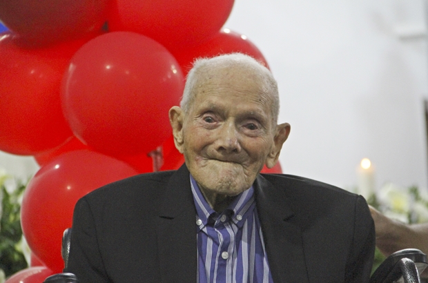 2022년 5월 27일(현지시간) 후안 비센테 페레스 모라 할아버지가 베네수엘라 타치라주에서 113번째 생일을 축하하고 있다./로이터 연합뉴스