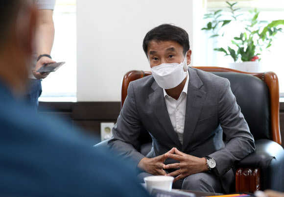 민주당, 문 전 대통령 사저 집회 관련 항의