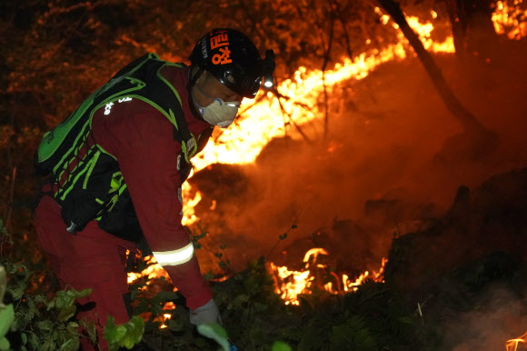 밀양시 야간 산불 진화하는 공중진화대원