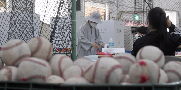 지방선거날인 1일 서울 청구초등학교 야구부 연습실에 마련된 투표소를 찾은 시민들이 투표를 하고 있다. 2022.6.1 박지환기자
