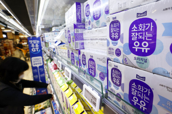 지난달 1일 서울 시내 한 대형마트에 진열된 우유 제품. 2022.6.1 연합뉴스