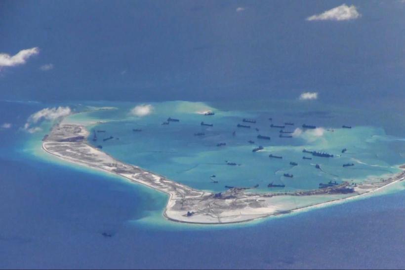 중국이 영유권을 주장하는 남중국해 스프래틀리(중국 이름 난사, 베트남 이름 쯔엉사) 군도의 미스치프 환초 주변 해역에 지난 2015년 5울 21일 중국 저인망 어선들이 정박해 있다. 미 해군 제공 로이터 자료사진 