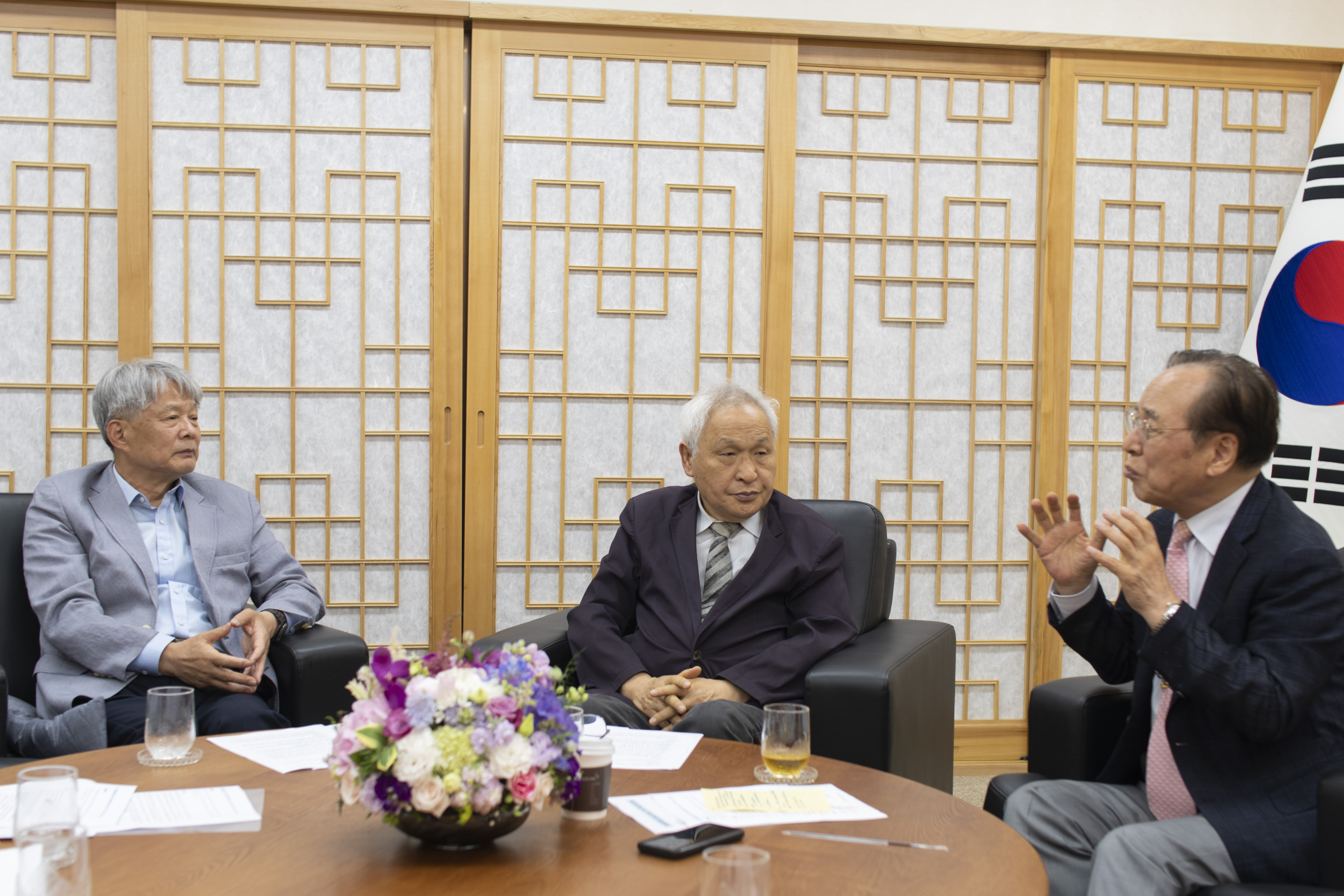 왼쪽부터 전영우, 이상해, 이인규 명예교수가 서울 종로구 국립고궁박물관에서 문화재 행정에 대해 논의하고 있다. 류재민 기자
