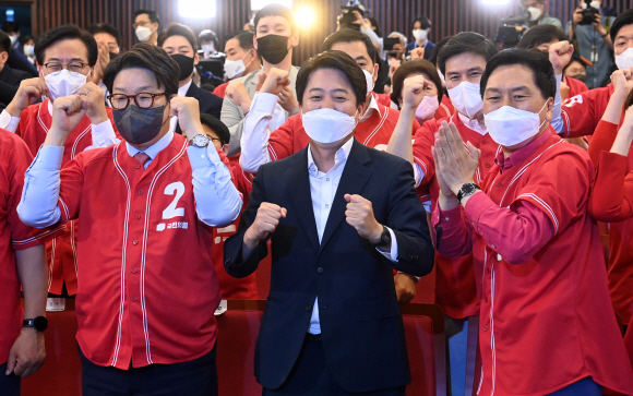 1일 서울 여의도 국회도서관에 마련된 ‘국민의힘 제8회 지방선거 개표상황실’에서 이준석 상임선대위원장과 권성동-김기현 공동선대위원장 등 참석자들이 출구조사 결과를 보며 환호하고 있다. 2022. 6. 1 김명국 기자