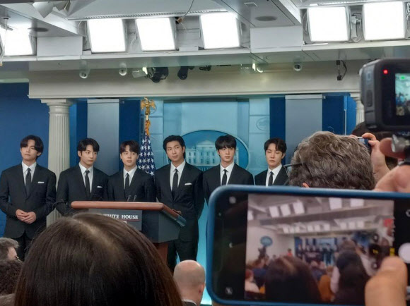 백악관 브리핑룸에 선 BTS