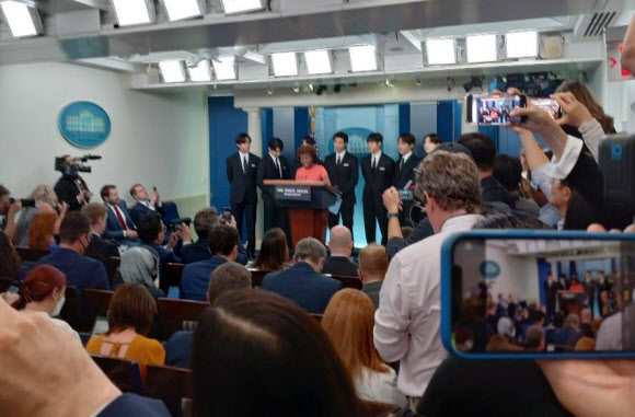 백악관 브리핑룸에 선 BTS