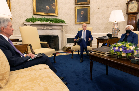 조 바이든(가운데) 미국 대통령이 31일(현지시간) 워싱턴DC 백악관 집무실에서 제롬 파월(왼쪽) 연방준비제도이사회 의장, 재닛 옐런 재무부 장관과 함께 인플레이션 문제에 대해 논의하고 있다. 워싱턴DC 로이터 연합뉴스