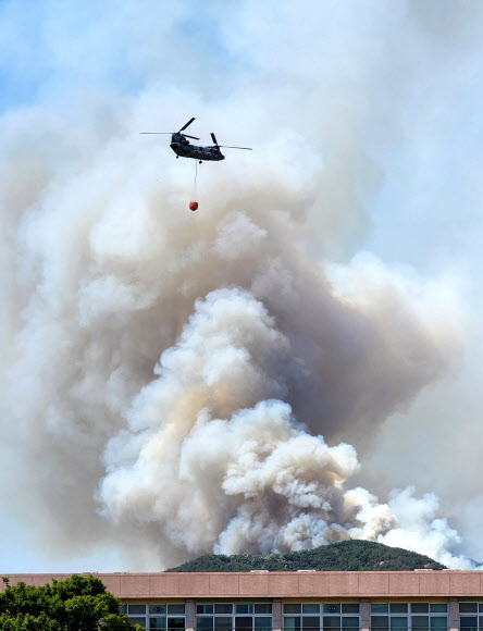 밀양 산불, 헬기로 진화 총력전