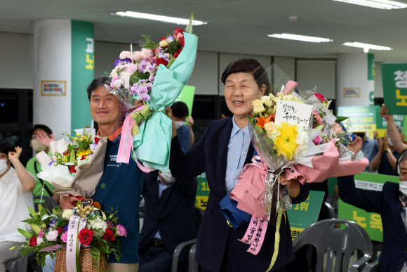 노옥희 울산시교육감 후보가 2일 울산 남구 선거캠프에서 제8회 전국동시지방선거 울산시교육감 재선이 유력하자 남편과 함께 기뻐하고 있다. 2022.06.02 뉴시스