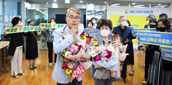 당선 축하받는 박종훈. 연합뉴스