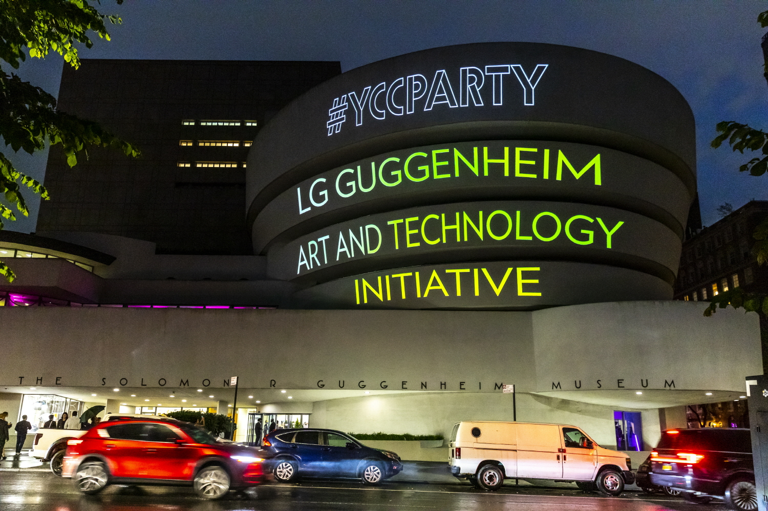 1일(현지시간) 미국 뉴욕 구겐하임 미술관 외관에 ‘LG-구겐하임 글로벌 파트너십’을 알리는 광고가 송출되고 있다. LG그룹 제공 