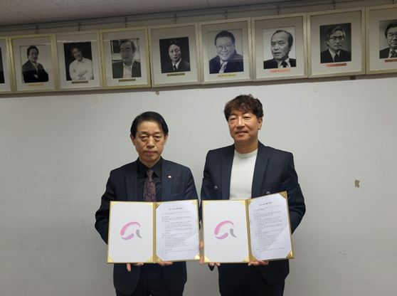 사)한국미술협회 이광수 이사장(왼쪽)과 코넌 그룹 표세진 회장(오른쪽)이 업무협약을 맺고 기념촬영을 하고 있다.
