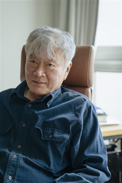 소설가 김훈은 16년 만에 내놓은 두 번째 소설집 ‘저만치 혼자서’에서 군더더기 없는 문장을 유지하며 여전히 감정을 생략하고 있지만 이전과는 달리 ‘이웃’의 시선으로 인물들과의 거리를 좁혔다. 문학동네 제공