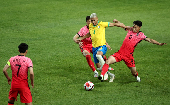 2일 오후 서울월드컵경기장에서 열린 남자 축구 국가대표팀 친선경기 한국과 브라질의 경기에서 백승호가 브라질 하피냐를 막고 있다. 연합뉴스