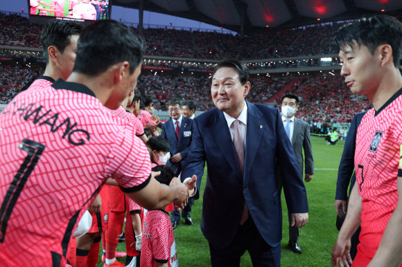 윤석열 대통령이 2일 서울월드컵경기장에서 2002 한일월드컵 20주년 기념 평가전 대한민국-브라질의 경기에 앞서 태극전사들을 격려하고 있다. 2022.6.2 대통령실사진기자단