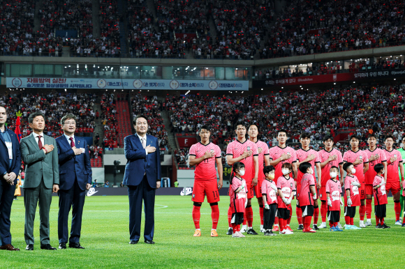 윤석열 대통령이 2일 서울월드컵경기장에서 열린 2002 한일월드컵 20주년 기념 평가전 대한민국-브라질의 경기에서 태극전사들과 국기에 대한 경례를 하고 있다. 2022.6.2 대통령실사진기자단