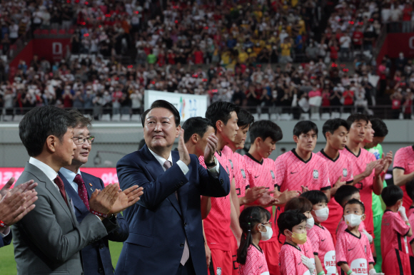 윤석열 대통령이 2일 서울월드컵경기장에서 2002 한일월드컵 20주년 기념 평가전 대한민국-브라질의 경기에 앞서 브라질 선수들과 박수치고 있다. 2022.6.2 대통령실사진기자단