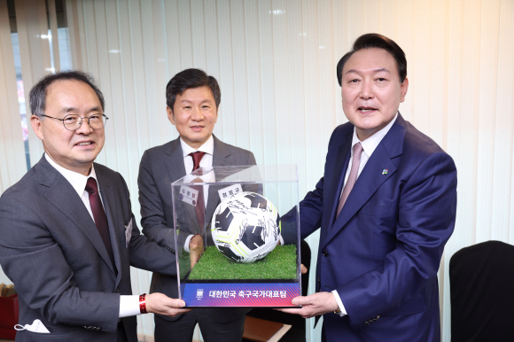 윤석열 대통령이 2일 서울월드컵경기장에서 열린 2002 한일월드컵 20주년 기념 평가전 대한민국-브라질의 경기 사전 만찬에서 국가대표팀 사인볼을 선물받고 있다. 2022.6.2 대통령실사진기자단