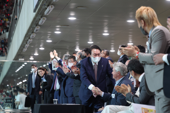 윤석열 대통령이 2일 서울월드컵경기장에서 열린 2002 한일월드컵 20주년 기념 평가전 대한민국-브라질의 경기에서 거스 히딩크 전 감독과 악수하고 있다. 2022.6.2 대통령실사진기자단