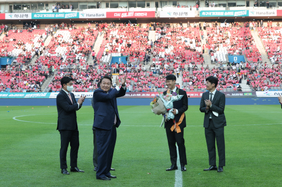윤석열 대통령이 2일 서울월드컵경기장에서 2002 한일월드컵 20주년 기념 평가전 대한민국-브라질의 경기에 앞서 잉글랜드 프로축구 프리미어리그(EPL)에서 아시아 선수 최초로 득점왕을 차지한 손흥민에게 체육훈장 최고등급인 청룡장을 수여한 뒤 박수치고 있다. 2022.6.2 대통령실사진기자단