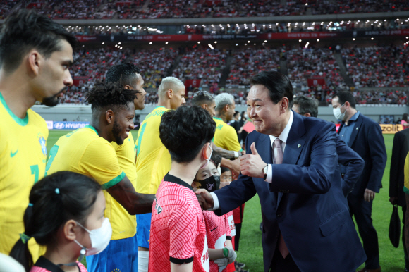 윤석열 대통령이 2일 서울월드컵경기장에서 2002 한일월드컵 20주년 기념 평가전 대한민국-브라질의 경기에 앞서 브라질 선수들과 악수하고 있다. 2022.6.2 대통령실사진기자단