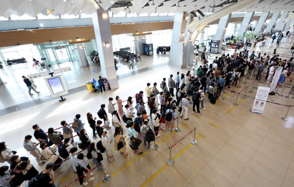 여행객 붐비는 김포공항