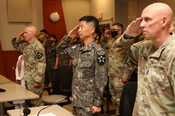 양국 국기에 경례하는 한미연합사단 장병들