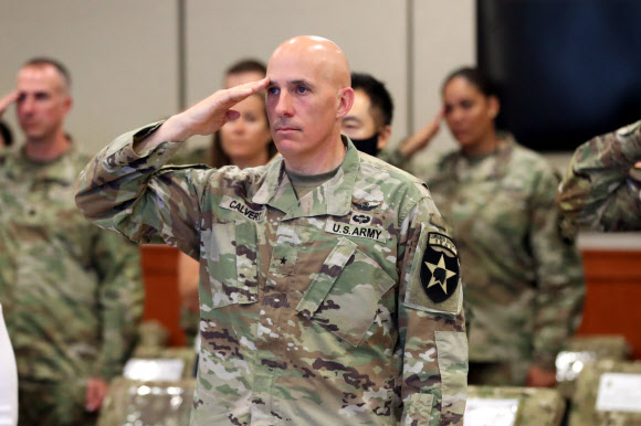 국기에 대한 경례하는 한미연합사단 랜스 켈버트 미측 부사단장