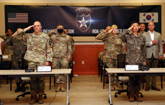 양국 국기에 경례하는 한미연합사단 장병들