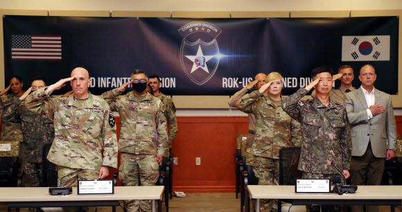 양국 국기에 경례하는 한미연합사단 장병들