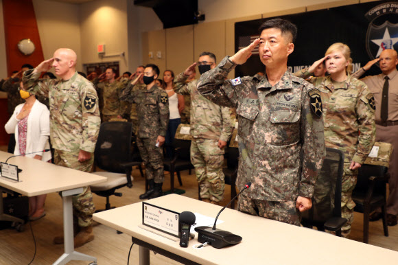 양국 국기에 경례하는 한미연합사단 장병들