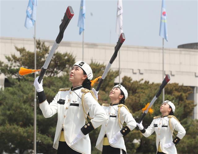 3일 오후 서울 용산구 전쟁기념관 평화광장에서 열린 국군 군악.의장 행사에서 여군이 의장 시범을 시범을 선보이고 있다. 전쟁기념관은 코로나19로 중단했던 의장 행사를 17일까지 매주 금요일 오후 2시에 진행한다고 밝혔다. 2022.6.3 뉴스1