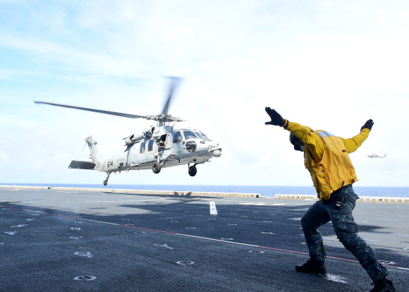 지난 2일 한미 해군 간 항모강습단 연합훈련이 진행된 가운데 마라도함에 미국 해상작전헬기(MH60)가 착함하는 모습. 2022.6.4 합동참모본부 제공 연합뉴스