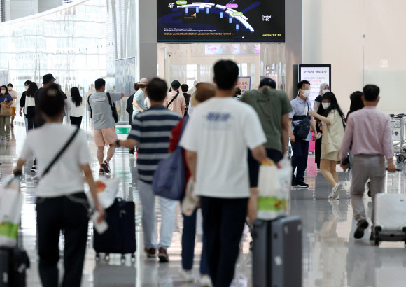 지난 5일 인천국제공항 제1터미널 출국장에서 여행객들이 발걸음을 옮기고 있다. 오는 8일부터 정부는 코로나19 백신 접종 여부와 관계없이 모든 입국자에 대한 격리 의무를 해제하기로 했다.  연합뉴스