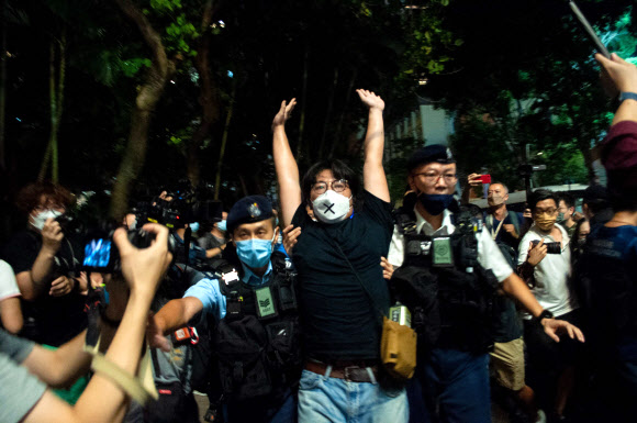 홍콩은 시위자 체포